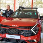 Theuns Volschenk, Dealer Principal of Kia Somerset West, hands over the keys of a Kia Sportage to David Bellairs of the Cape Town Cycle Tour Trust, the organisers of the Old Mutual Wealth Double Century.