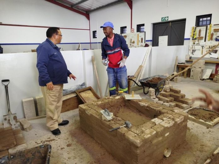 Minister Meyer ineracting with a bricklaying student at Southern Cape TVET College (Copy) Tourism